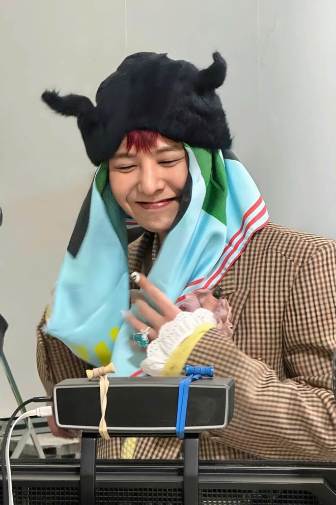 G-Dragon: Người đàn ông hiếm hoi cân đẹp mọi trang phục sến súa - 13