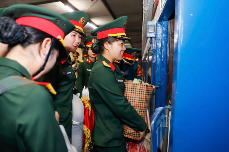 The Ministry of National Defense's parade and marching groups began marching to the South -0