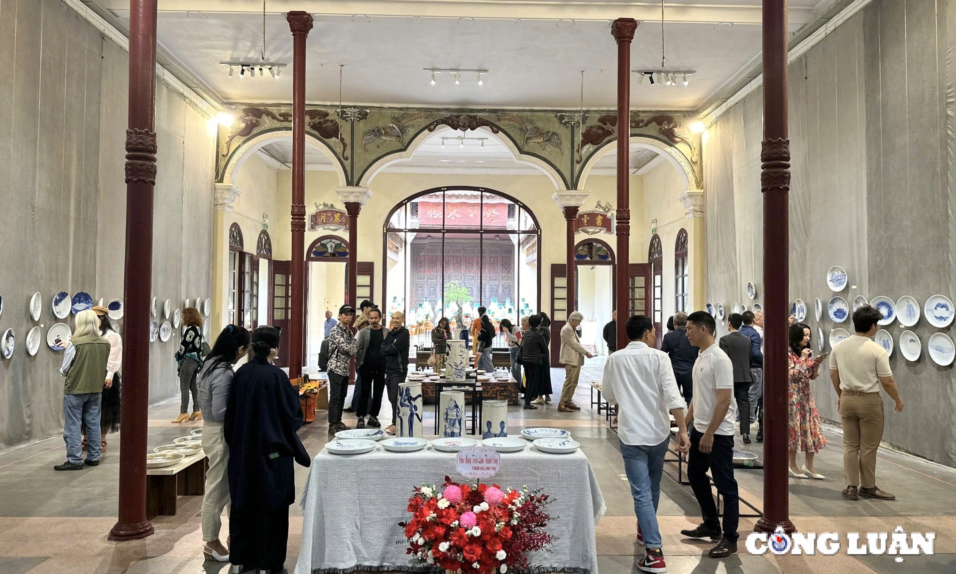 Admire the greeting card products of 42 artists at Hoa Hinh 1
