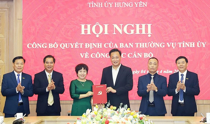 Bí thư Tỉnh ủy - Nguyễn Hữu Nghĩa, trao quyết định về việc sáp nhập Đài Phát thanh và Truyền hình Hưng Yên vào Báo Hưng Yên (ảnh Báo Hưng yên)