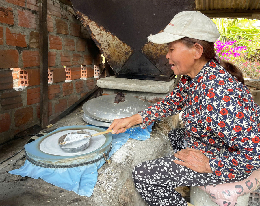 40-nam-qua-ba-huynh-thi-tinh-to-2-phuong-song-bo-thi-xa-ayun-pa-van-giu-phuong-phap-trang-mi-quang-theo-phuong-phap-thu-cong-anh-vu-chi.jpg