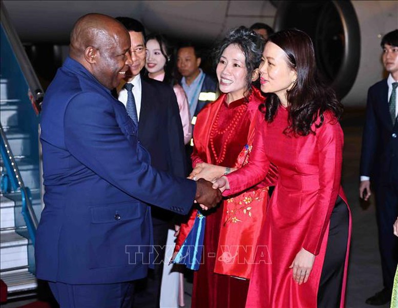 អនុរដ្ឋមន្ត្រីការបរទេសវៀតណាម លោក Nguyen Minh Hang ឯកអគ្គរដ្ឋទូតវៀតណាមប្រចាំនៅតង់ហ្សានី និងប៊ូរុនឌី Vu Thanh Huyen បានទទួលស្វាគមន៍ប្រធានាធិបតីប៊ូរុនឌៀ Évariste Ndayishimiye និងភរិយា - រូបថត៖ TTXVN