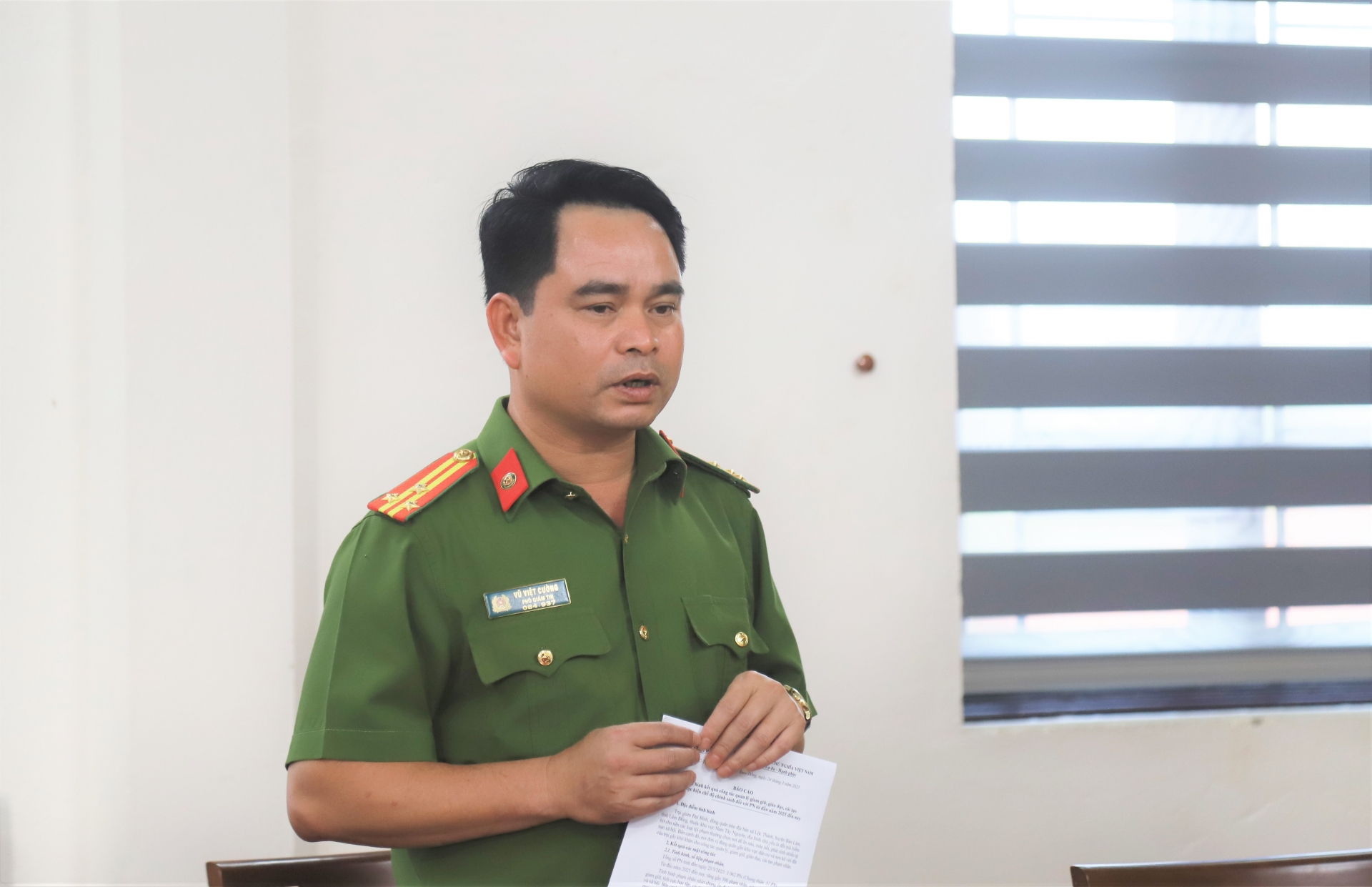 លោកវរសេនីយ៍ឯក Vu Viet Cuong អនុប្រធានពន្ធនាគារ Dai Binh បានរាយការណ៍ជូនសមមិត្ត Nguyen Thai Hoc លេខាស្តីទីគណៈកម្មាធិការបក្សខេត្ត Lam Dong អំពីលទ្ធផលនៃការអនុវត្តភារកិច្ចរបស់អង្គភាព។