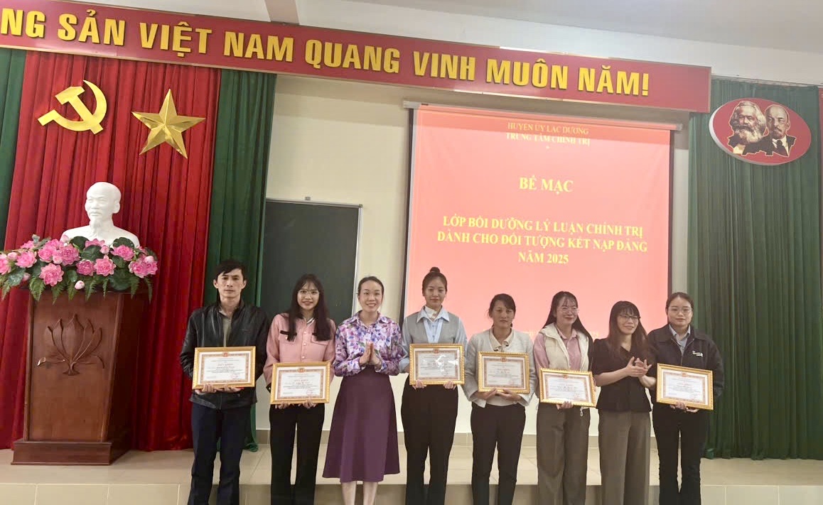 The Organizing Committee awarded certificates of merit to 6 students with excellent achievements during the training course.