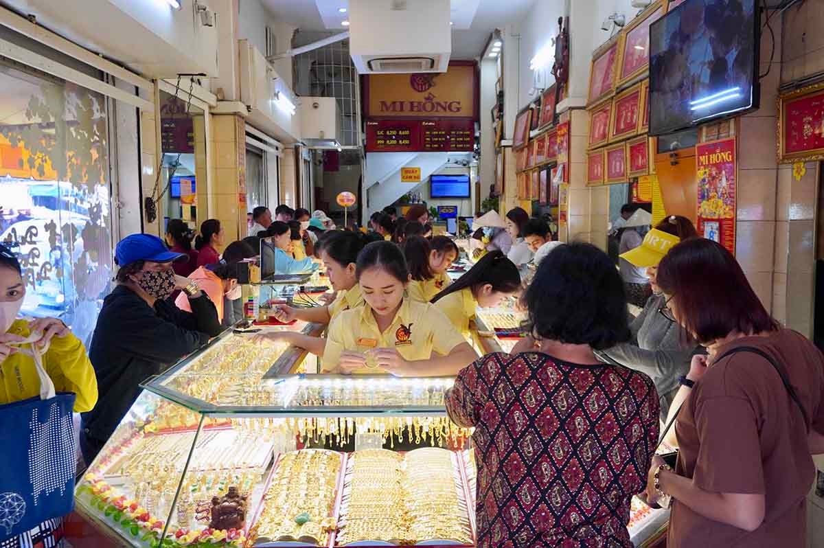 Gold price on the afternoon of April 4, 2025: Gold price dropped sharply due to profit taking