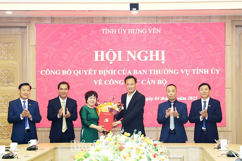 Comrade Nguyen Huu Nghia, Member of the Party Central Committee, Secretary of the Provincial Party Committee, presented the decision on merging Hung Yen Radio and Television Station into Hung Yen Newspaper.