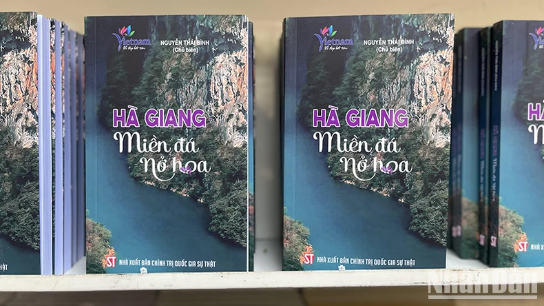 Ra mắt cuốn sách “Hà Giang - miền đá nở hoa” ảnh 1