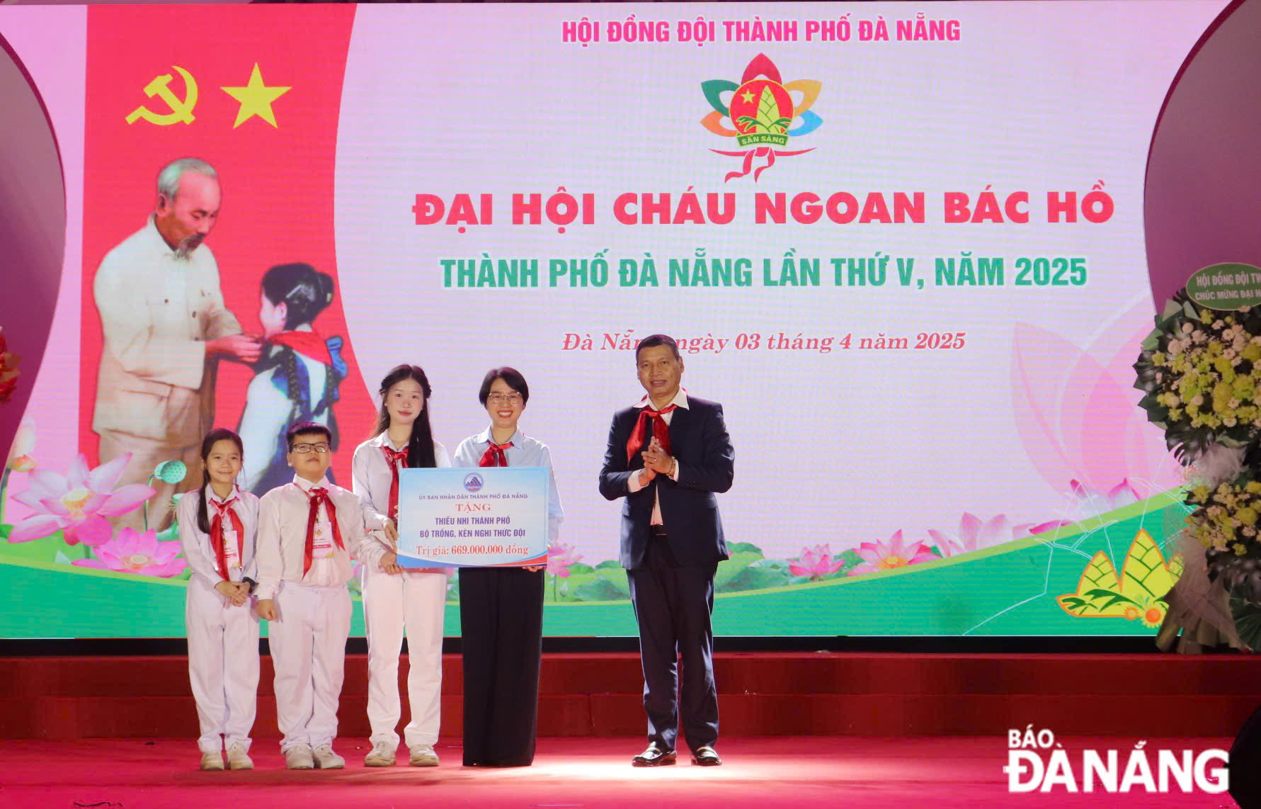 ក្នុងឱកាសនេះ គណៈកម្មាធិការប្រជាជនទីក្រុងបានប្រគល់ស្គរ និងត្រែ ជូនដល់កុមារក្នុងទីក្រុង នូវស្គរ និងត្រែ សម្រាប់ពិធីរបស់ក្រុមការងារ ដែលមានតម្លៃ ៦៦៩ លានដុង។ រូបថត៖ KhanH NGAN