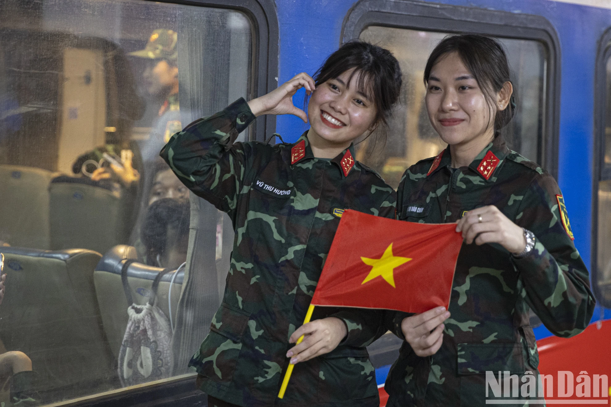 [រូបថត] ទាហាន​រស្មី​ឡើង​រថភ្លើង​ទៅ​ទិស​ខាង​ត្បូង​ដើម្បី​ចូល​រួម​ក្នុង​ក្បួន​ដង្ហែ​ថ្ងៃ​ទី ៣០ ខែ​មេសា រូបថត ៦