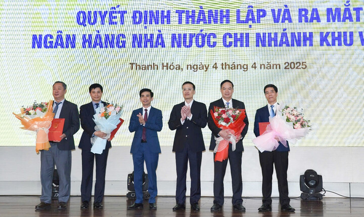 Der stellvertretende Gouverneur der Staatsbank von Vietnam, Pham Quang Dung (dritter von rechts), präsentiert die Entscheidung zur Ernennung des Leiters der Staatsbank von Vietnam, Region 7. (Foto: Hung Dung)