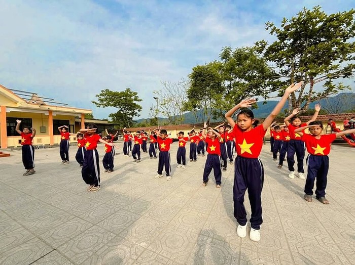 Công an Quảng Bình bàn giao nhà nội trú cho giáo viên “cắm bản” ở Rào Con - Ảnh 1.