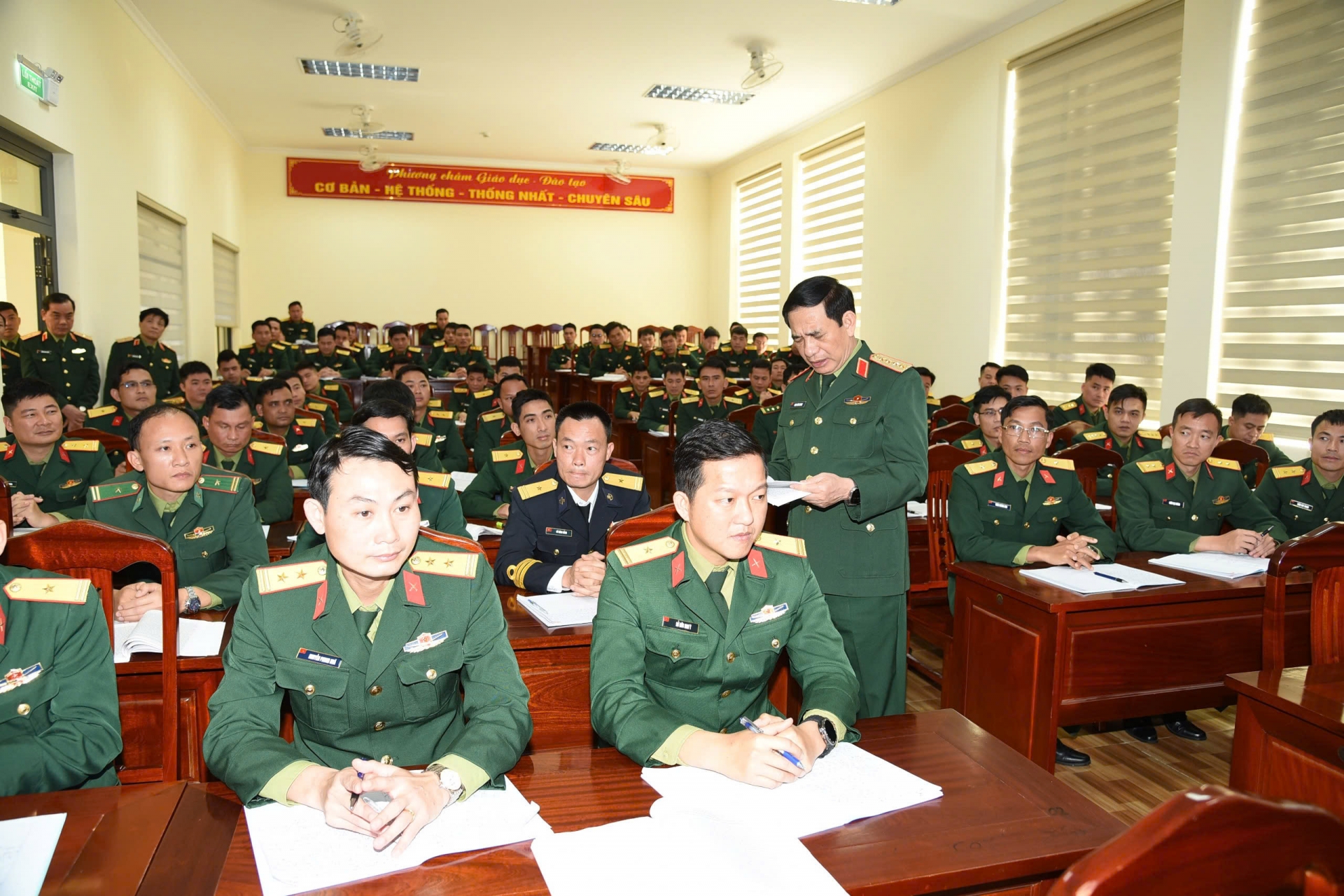 General Phan Van Giang inspects the lecture hall system at the Army Academy.