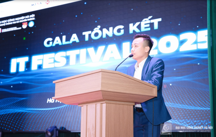 Ông Nguyễn Văn Hiệu - Giám đốc Công ty Cổ phần Công nghệ ITG, Cựu sinh viên khoá 1 Khoa Công nghệ Thông tin, tiền thân của Trường Công nghệ Thông tin và Truyền thông, HaUI phát biểu tại buổi tổng kết.
