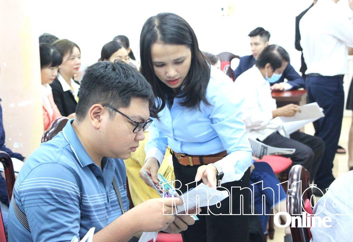  Consulting on recruiting workers to work abroad at job fairs.  