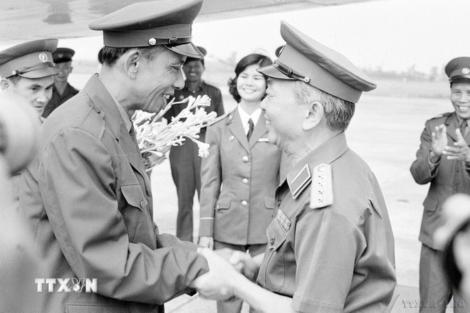 Đại tướng Võ Nguyên Giáp, Bộ trưởng Bộ Quốc phòng đón Phó Thủ tướng, Bộ trưởng Bộ Quốc phòng Lào Khamtai Siphandone thăm Việt Nam (1977). (Ảnh: TTXVN)