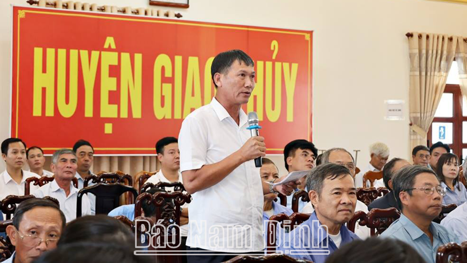 ประชาชนเสนอและแนะนำผู้นำอำเภอเจียวถวีในการประชุมหารือระหว่างหัวหน้าคณะกรรมการพรรคและหน่วยงานกับแนวร่วมปิตุภูมิ องค์กรทางสังคม-การเมือง และประชาชนในเขตในปี 2567