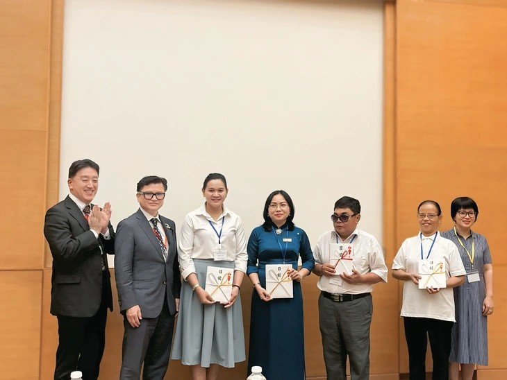 ホーチミン市のベトナム日本友好協会がベトナムの11の学校に図書を寄贈