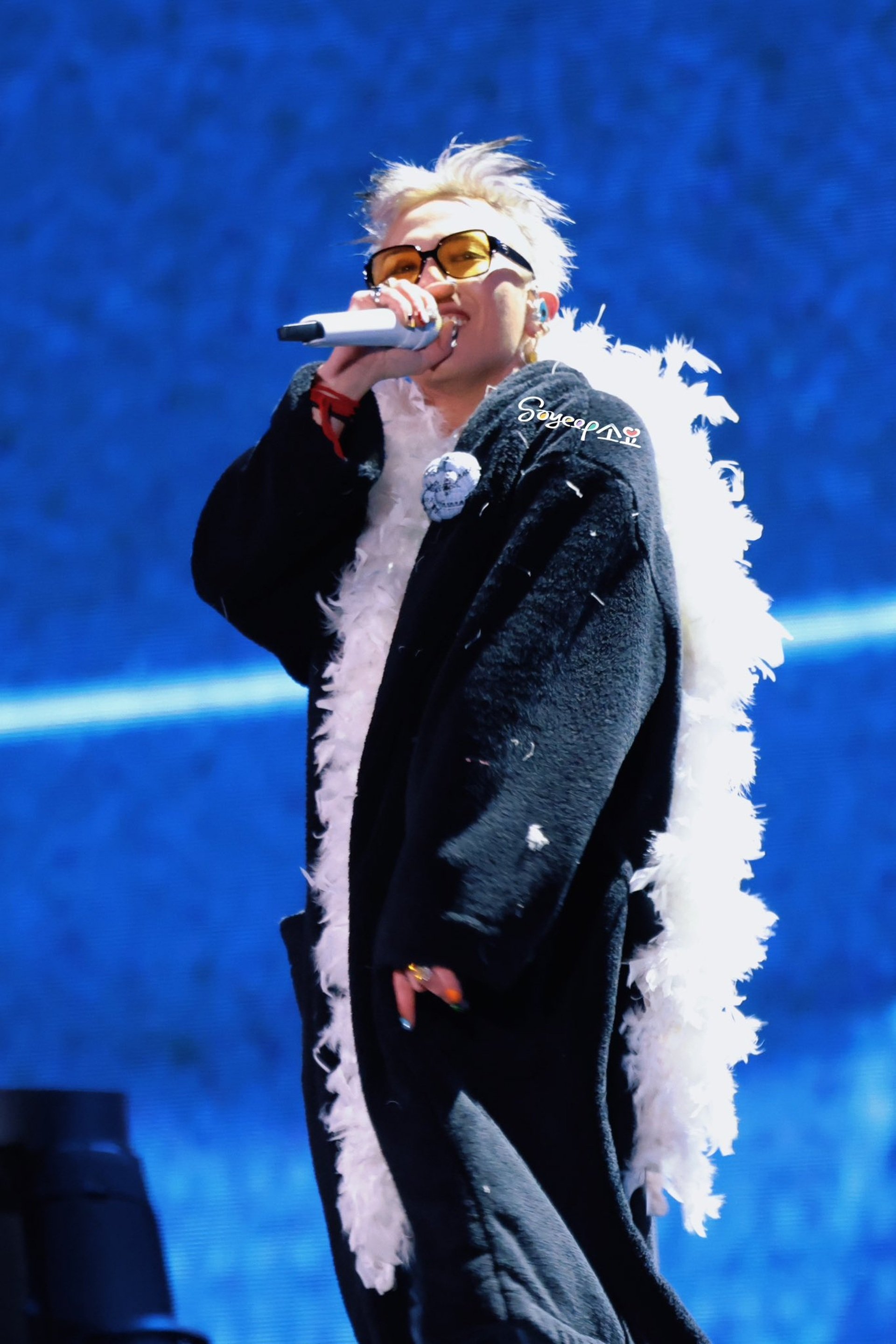 G-Dragon gây sốt khi diện áo hoa hồng, trang sức kim cương chục tỷ đồng - 8