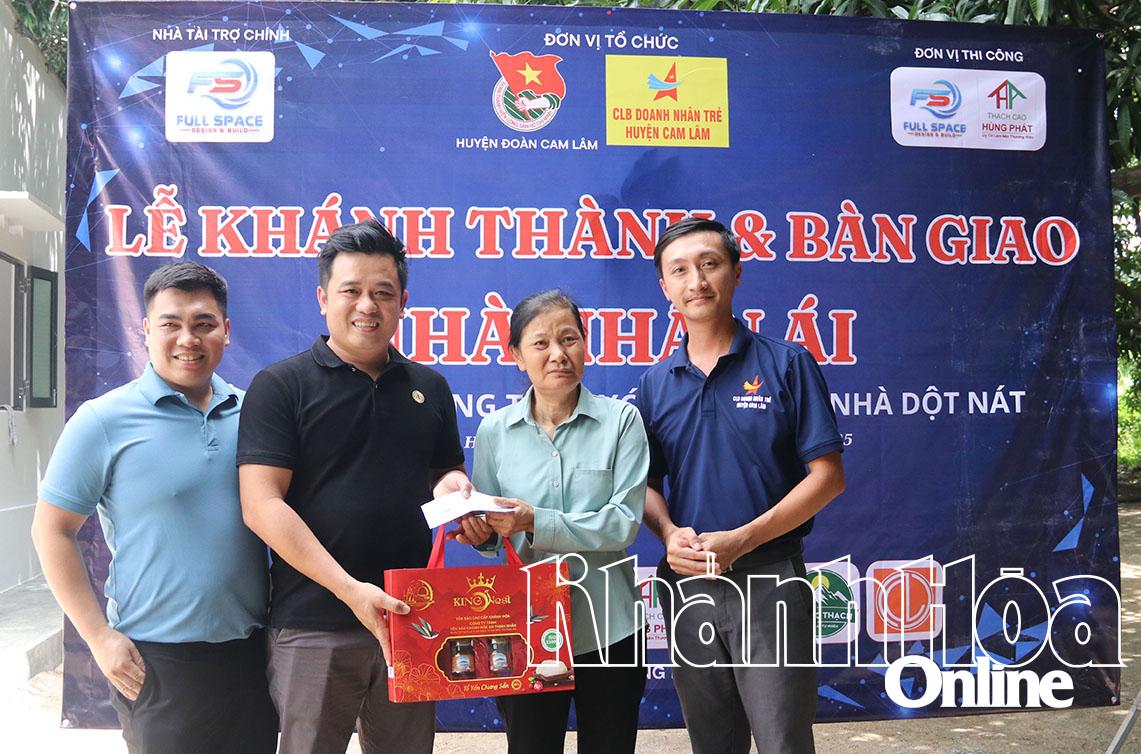 ក្លឹប​សហគ្រិន​វ័យក្មេង​ស្រុក​ខេម​ឡាំ​បាន​ប្រគល់​អំណោយ​អបអរសាទរ​លោកស្រី​ហៃ។
