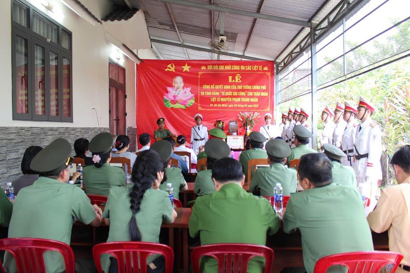 The ceremony took place in a solemn and emotional atmosphere, right at the time when the whole country is looking forward to the 50th Anniversary of the Liberation of the South and National Reunification (April 30, 1975 - April 30, 2025).