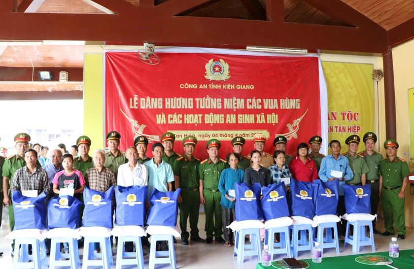 Đại tá Diệp Văn Thế trao các phần quà đến Ban bảo vệ Đền thờ và các hộ dân có hoàn cảnh khó khăn trên địa bàn