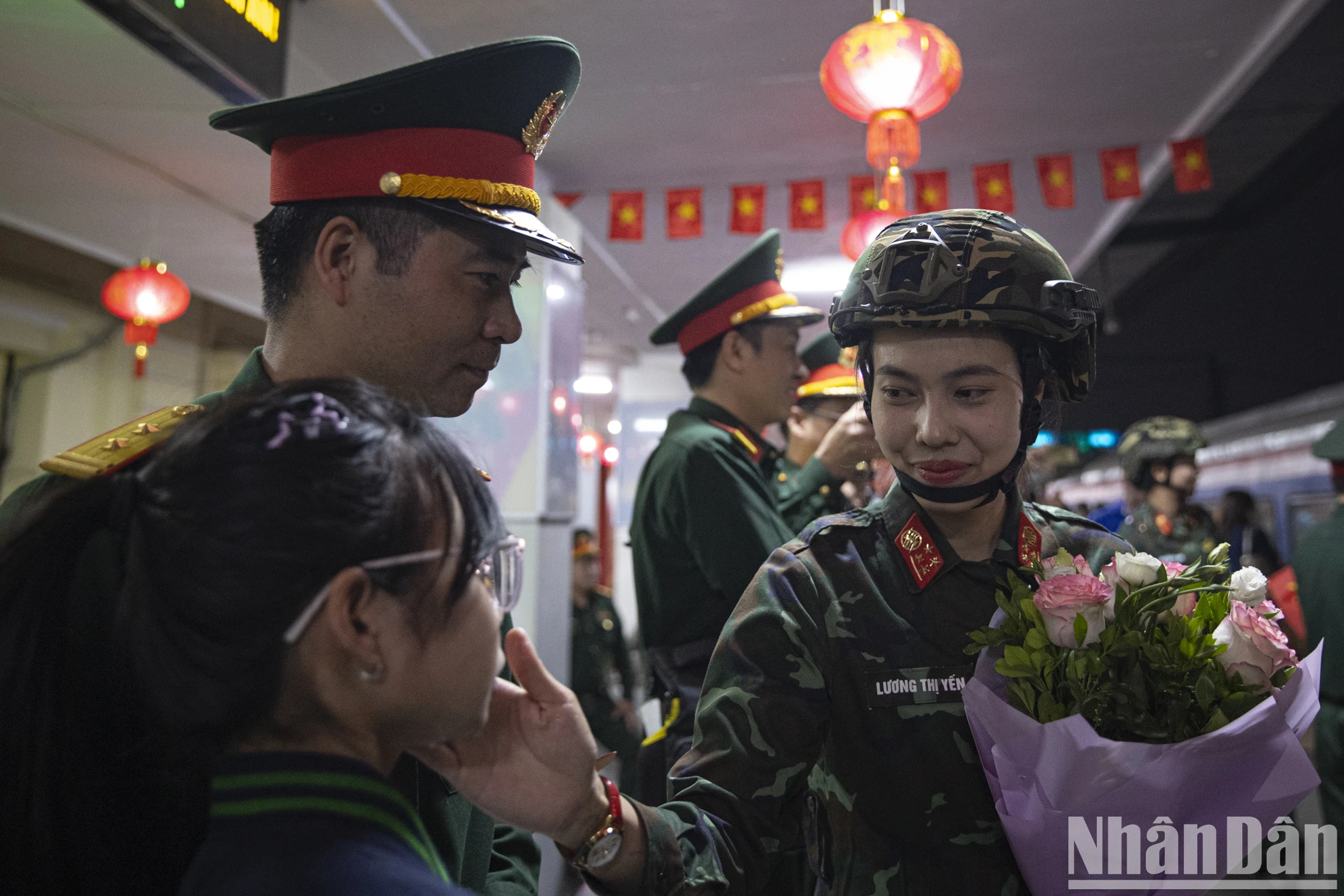 [រូបថត] ទាហាន​រស្មី​ឡើង​រថភ្លើង​ទៅ​ទិស​ខាង​ត្បូង​ដើម្បី​ចូល​រួម​ក្នុង​ក្បួន​ដង្ហែ​ថ្ងៃ​ទី ៣០ ខែ​មេសា រូបថត ៥