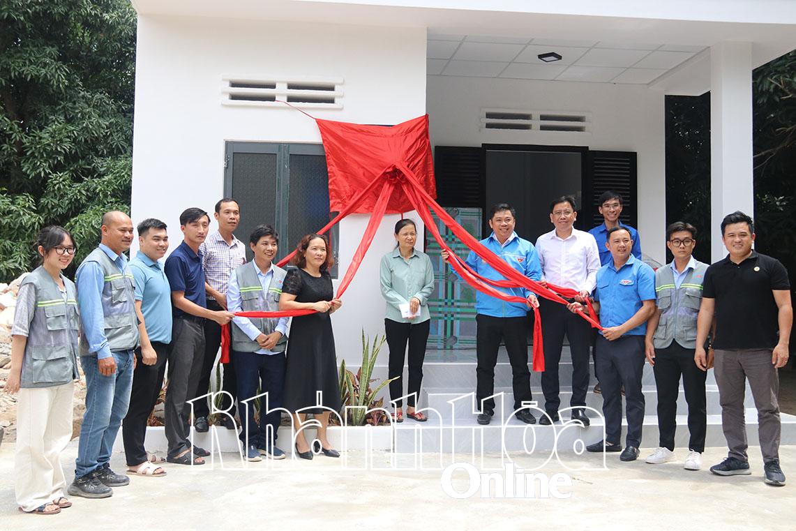 គណៈប្រតិភូបានធ្វើពិធីកាត់ខ្សែបូ និងប្រគល់ផ្ទះសប្បុរសធម៌ជូនគ្រួសារលោកស្រី Huynh Thi Hai។