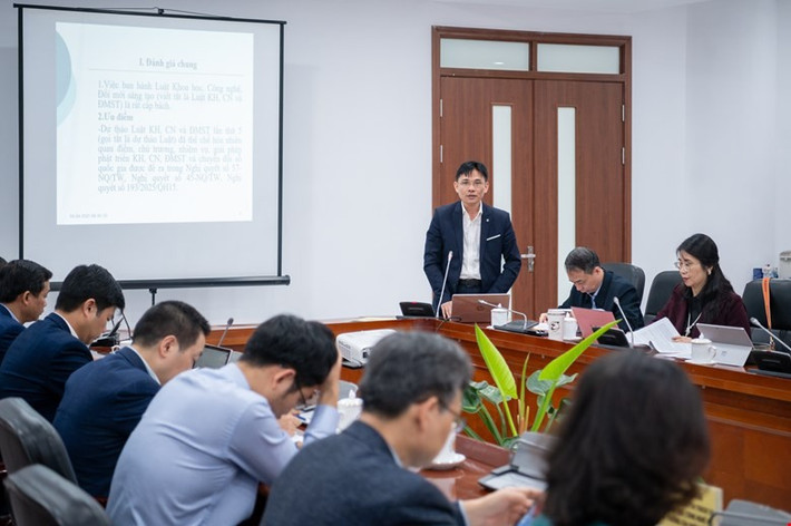 Phó Chủ tịch Viện Hàn lâm Khoa học và Xã hội Nguyễn Đức Minh phát biểu