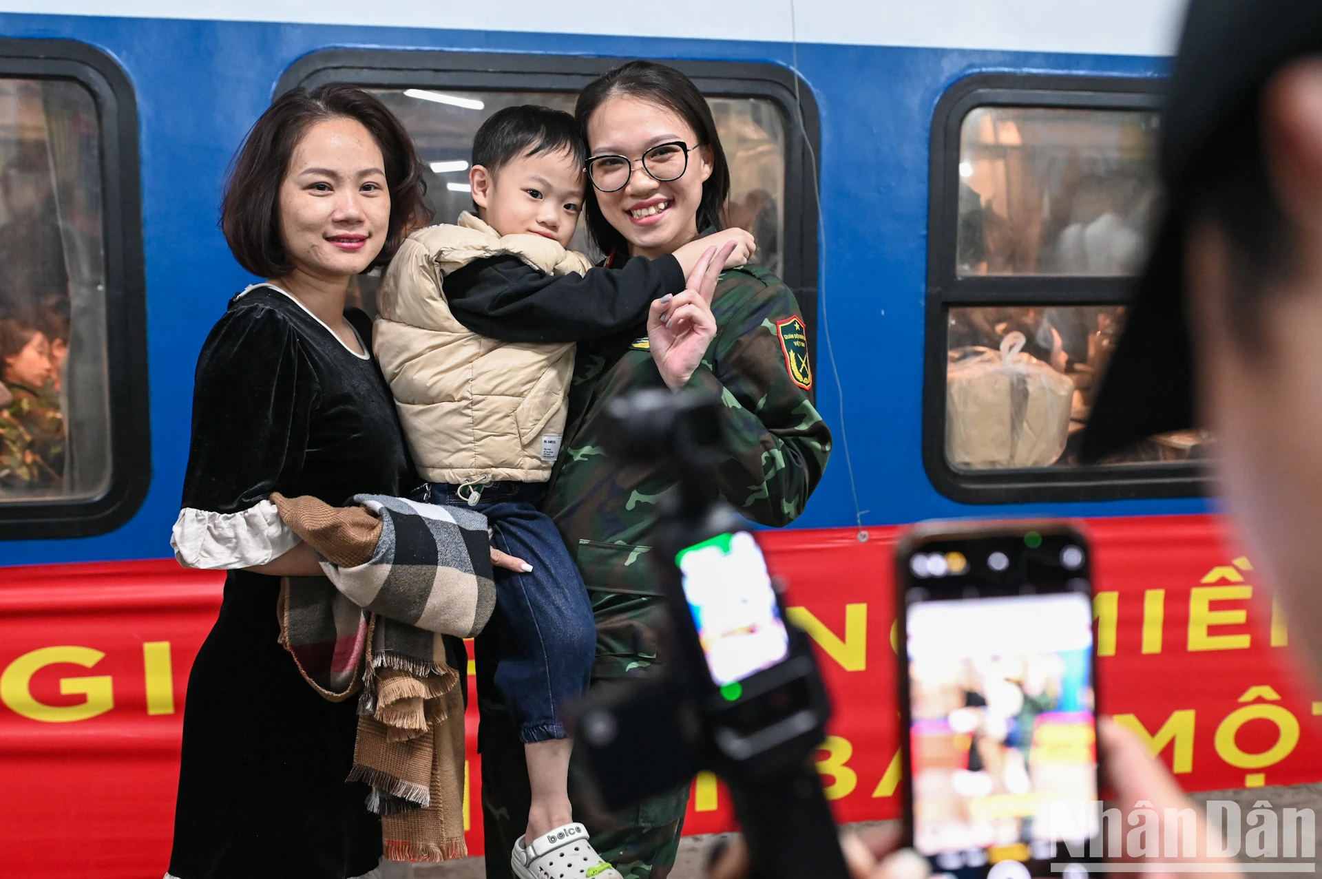 [រូបថត​] ទាហាន​រស្មី​ឡើង​រថភ្លើង​ទៅ​ទិស​ខាង​ត្បូង​ដើម្បី​ចូល​រួម​ក្នុង​ក្បួន​ដង្ហែ​ថ្ងៃ​ទី ៣០ ខែ​មេសា រូបថត ៨