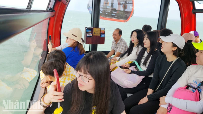 Die Zeitung Nhan Dan installiert intelligente interaktive Stationen an berühmten Sehenswürdigkeiten von Kien Giang. Foto 5