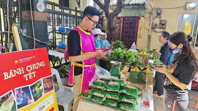 Bánh chưng Đất Tổ làm ngàn chiếc mỗi ngày vẫn không đủ bán
- Ảnh 1.