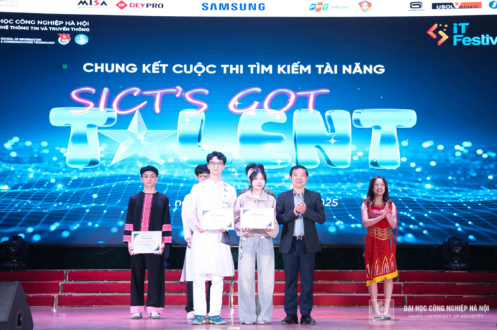 Ông Nguyễn Đức Lưu - Chủ tịch Công đoàn Trưởng Công nghệ Thông tin và Truyền thông, HaUI, Trưởng Ban giám khảo trao giải nhì Cuộc thi tài năng SICT’s Got Talent.