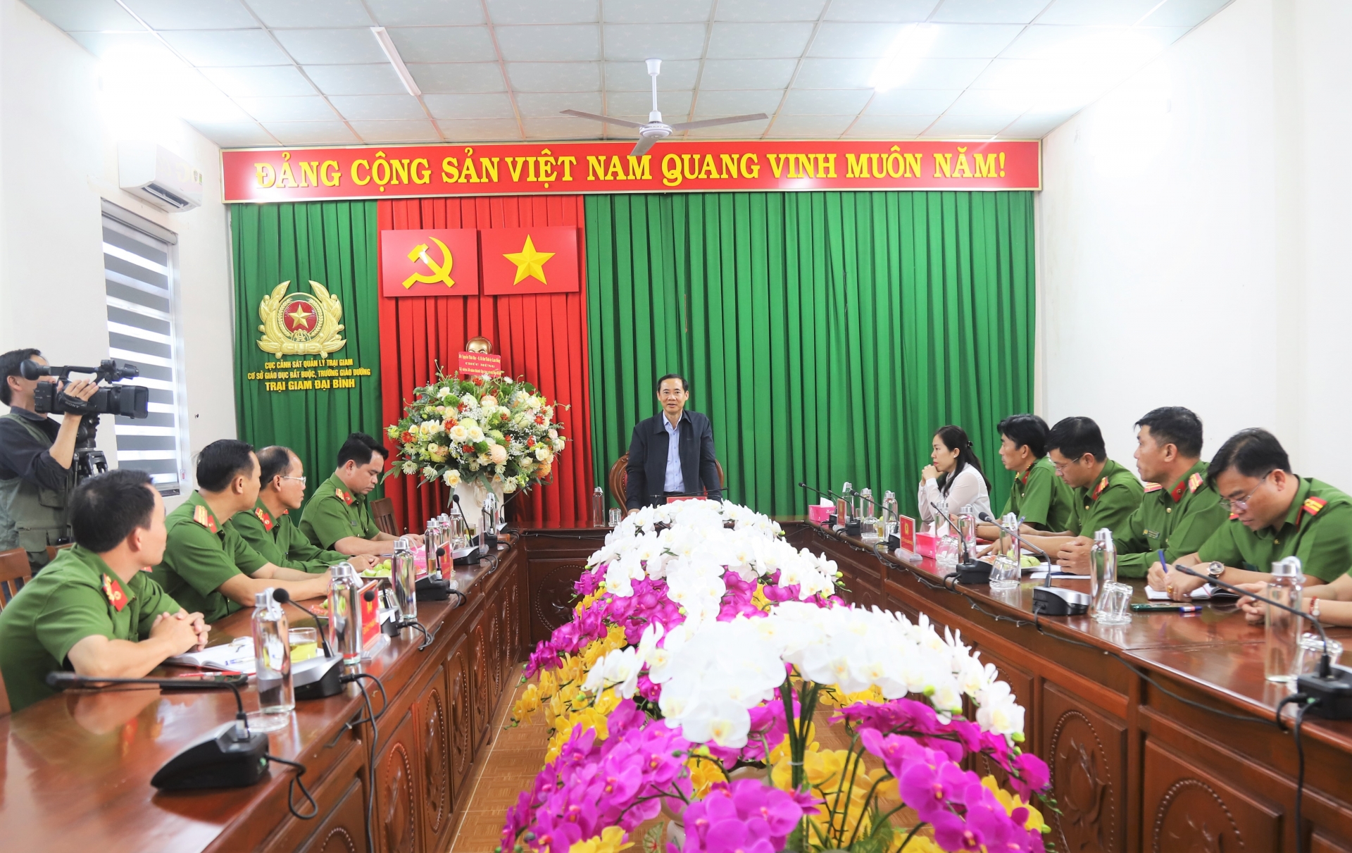 សមមិត្ត Nguyen Thai Hoc - លេខាស្តីទីគណៈកម្មាធិការបក្សខេត្ត Lam Dong បានជួបសំណេះសំណាល និងសំណេះសំណាលជាមួយនាយទាហាន និងទាហាននៃពន្ធនាគារ Dai Binh។