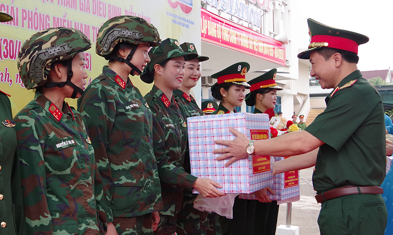 នាយឧត្តមសេនីយ៍ Doan Xuan Buong ស្នងការរងនយោបាយយោធភូមិភាគទី៤ ជូនអំណោយដល់ក្រុមការងារ។