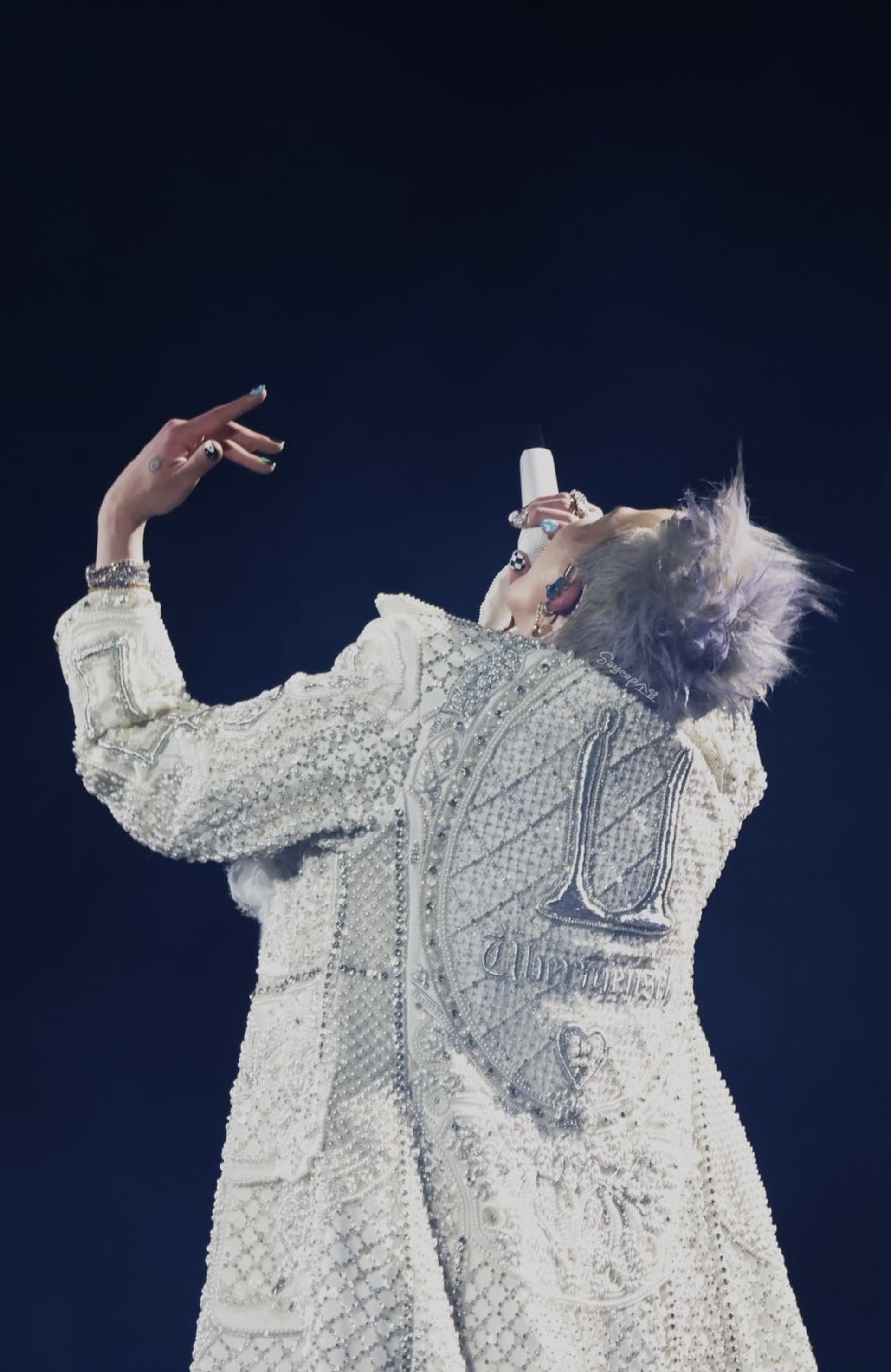 G-Dragon gây sốt khi diện áo hoa hồng, trang sức kim cương chục tỷ đồng - 7