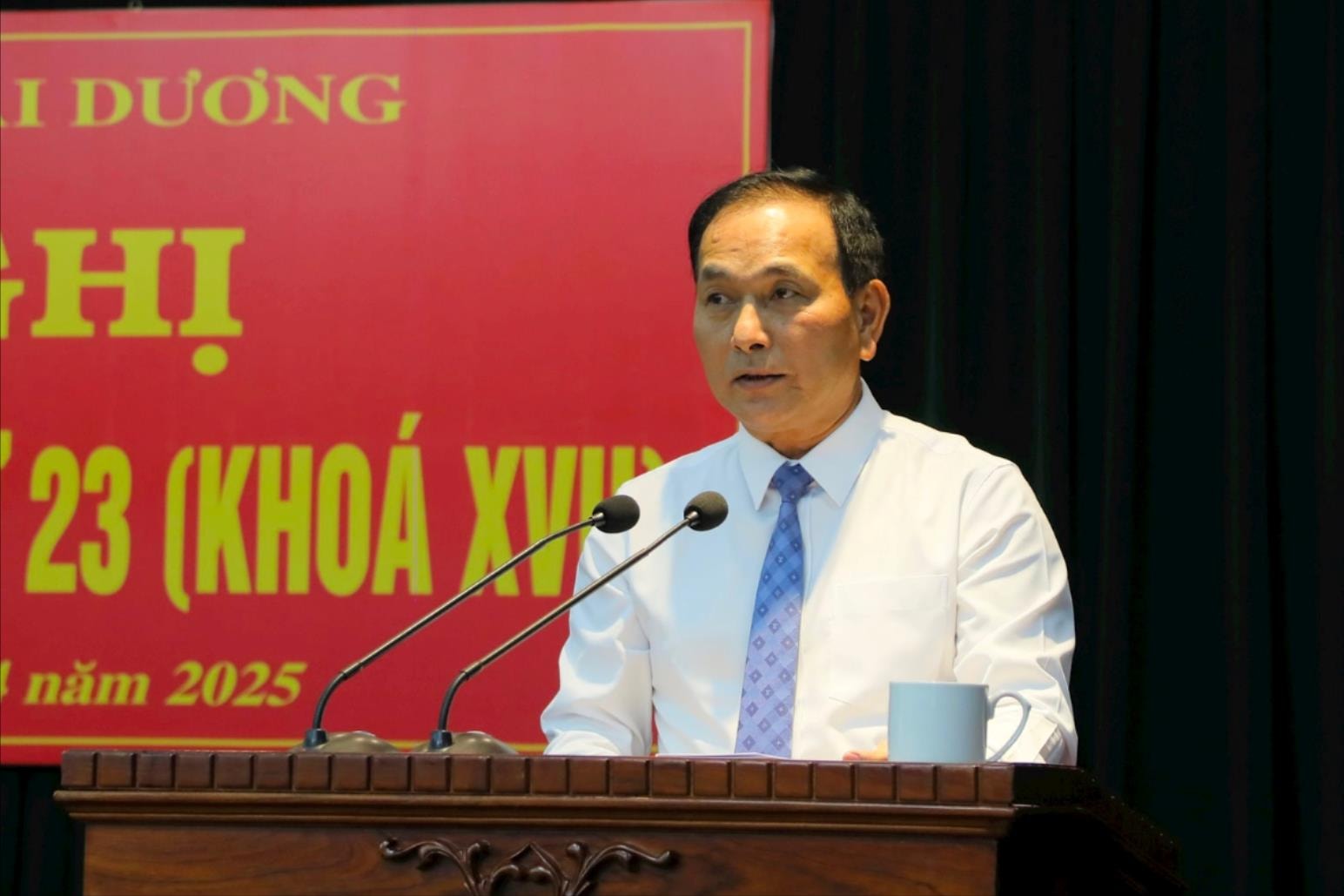 សមមិត្ត Luu Van Ban សមាជិកគណៈកម្មាធិការអចិន្ត្រៃយ៍បក្សខេត្ត អនុប្រធានអចិន្ត្រៃយ៍គណៈកម្មាធិការប្រជាជនខេត្ត បានអានរបាយការណ៍របស់គណៈកម្មាធិការអចិន្ត្រៃយ៍បក្សខេត្តក្នុងសន្និបាតលើកទី២៣ នៃគណៈកម្មាធិការប្រតិបត្តិបក្សខេត្ត អាណត្តិទី១៦ ស្តីពីលទ្ធផលនៃការអនុវត្តភារកិច្ចអភិវឌ្ឍន៍សេដ្ឋកិច្ចសង្គមក្នុងត្រីមាសទី១ ឆ្នាំ២០២៥។