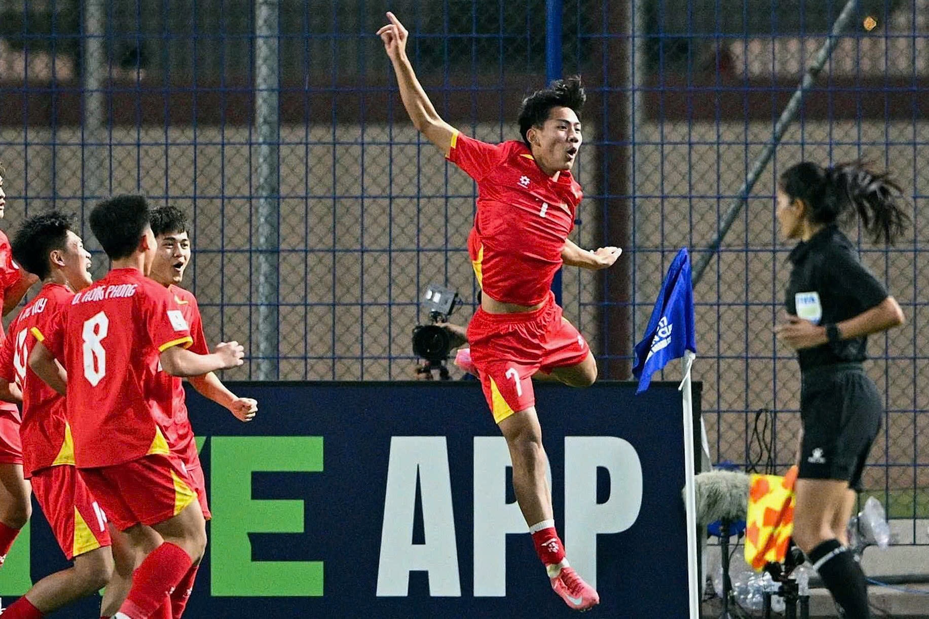 U17 Vietnam vs Australie Angleterre 1
