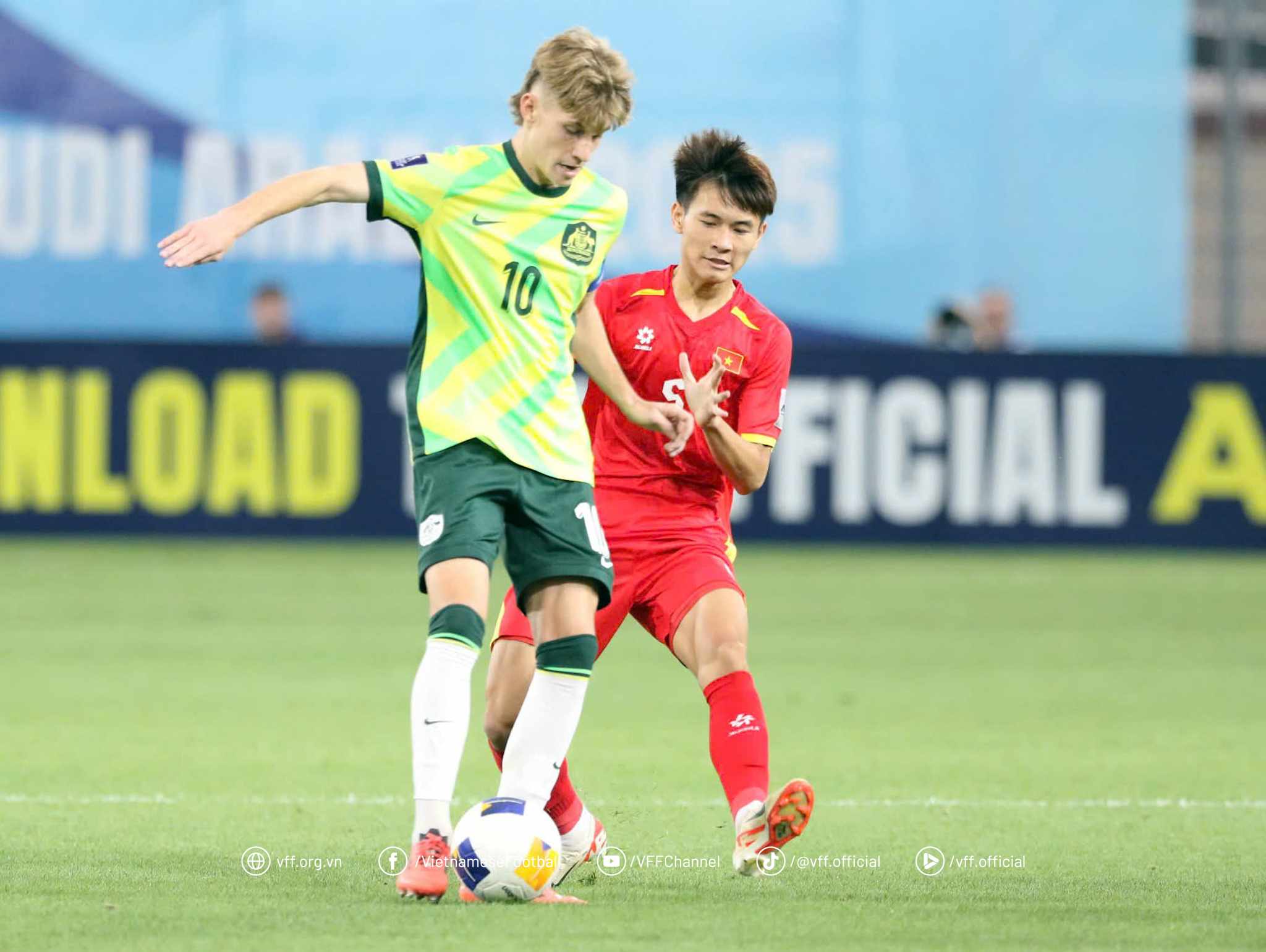 L'équipe U.17 du Vietnam a extrêmement bien joué, remportant des points contre la forte équipe australienne lors du tournoi asiatique - Photo 1.