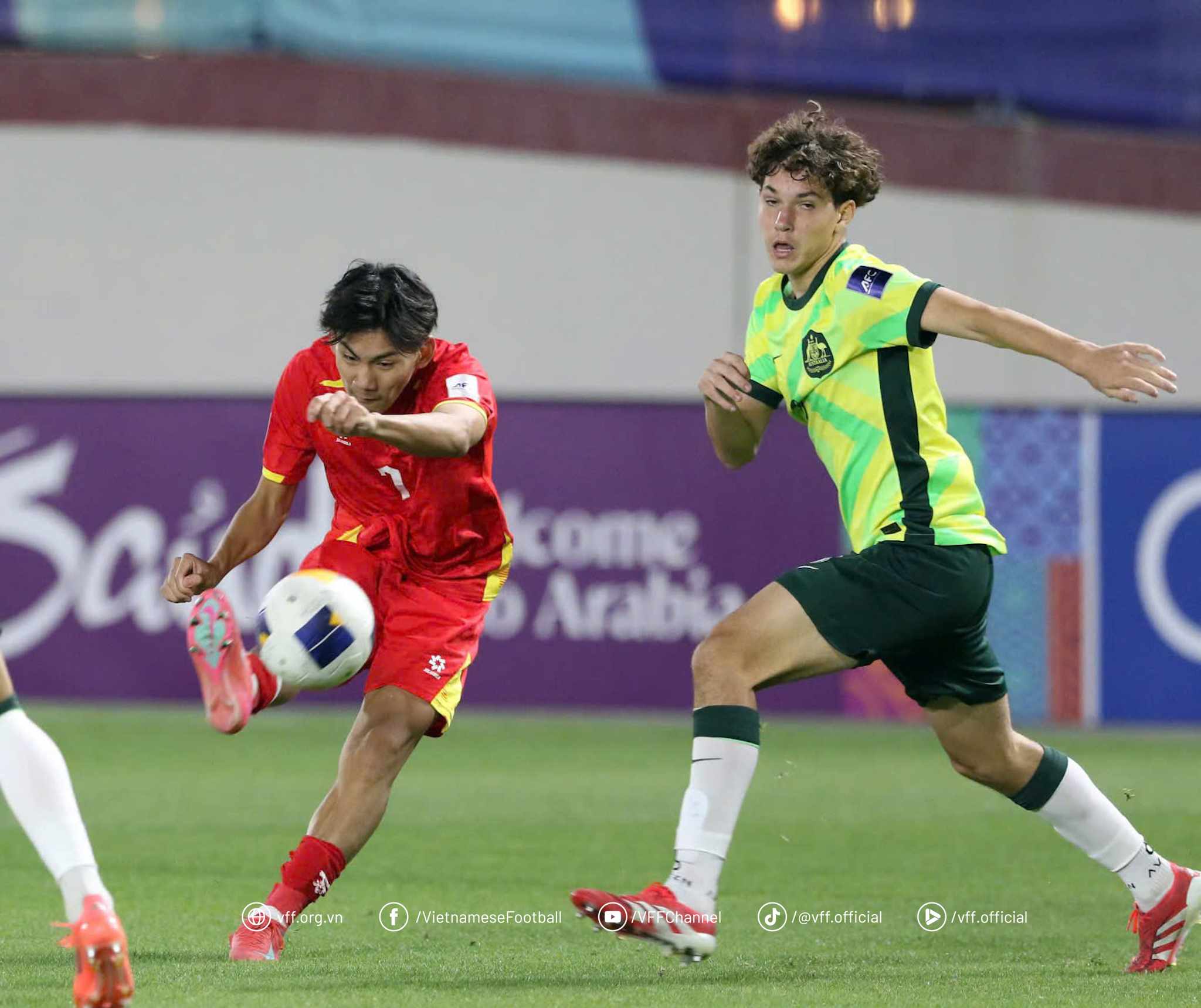 L'équipe U.17 du Vietnam a extrêmement bien joué, remportant des points contre la forte équipe australienne lors du tournoi asiatique - Photo 2.
