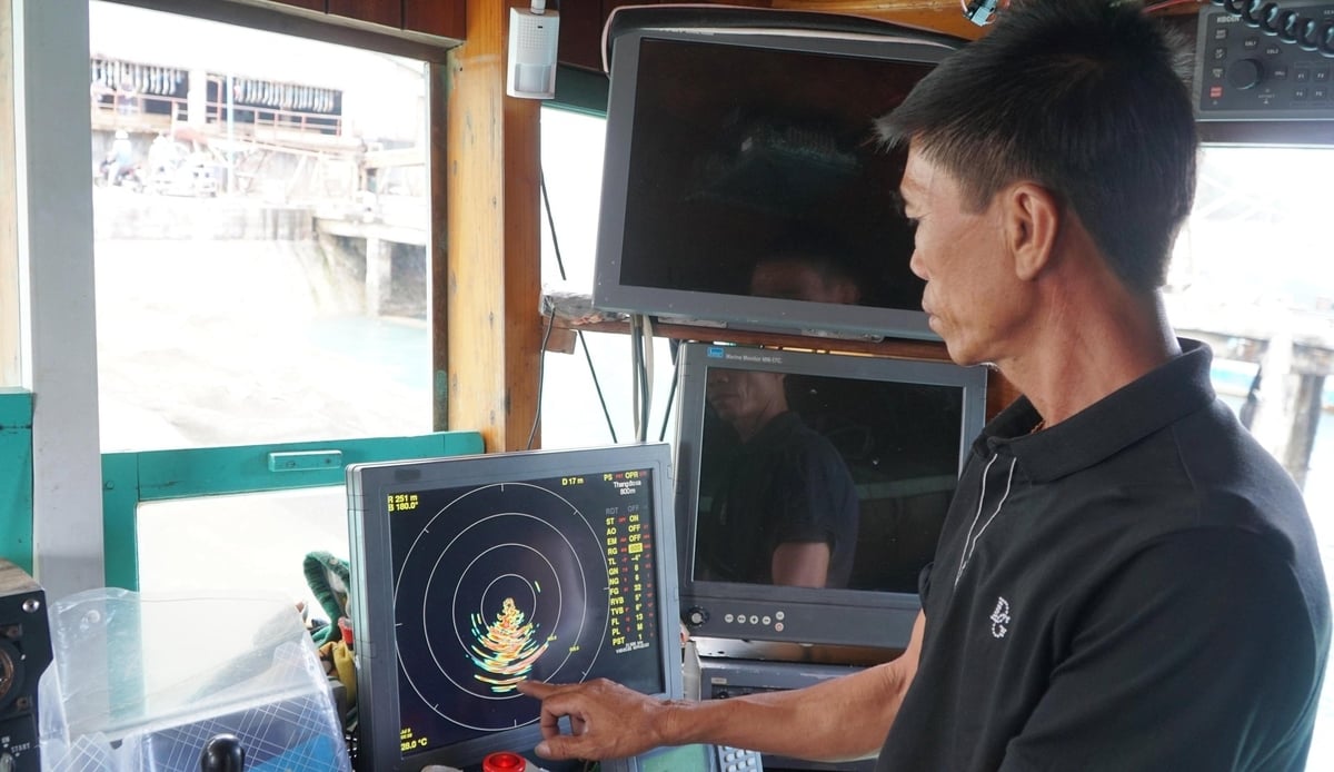 Ngư dân Đoàn Minh Đức (đánh bắt tại khu vực huyện Côn Đảo) đang giới thiệu về thiết bị tầm ngư tiên tiến, được trang bị cho tàu đánh cá. Ảnh: Lê Bình.