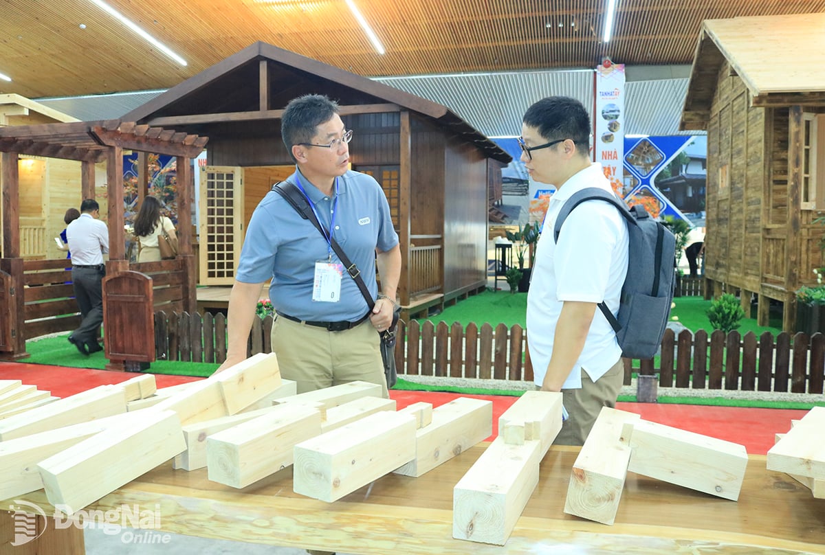 Les entreprises présentent des produits en bois au marché de gros de meubles en bois de Ho Nai (ville de Bien Hoa).