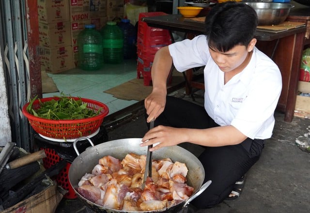 Pelajar lelaki Ca Mau berusia 19 tahun mengharungi kesukaran untuk mengejar impian belajar - Foto 3.