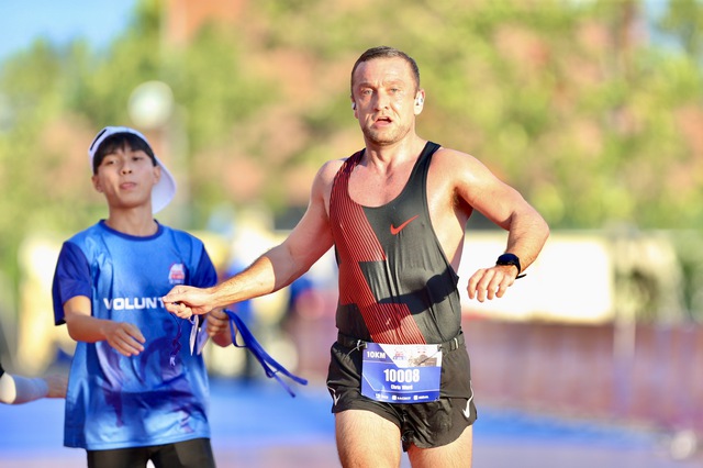 Nghĩa cử đẹp của runner nước ngoài tại Giải half marathon “Tự hào Tổ quốc tôi”- Ảnh 3.