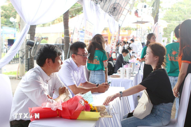 ttxvn-san-giao-dich-viec-lam2.jpg