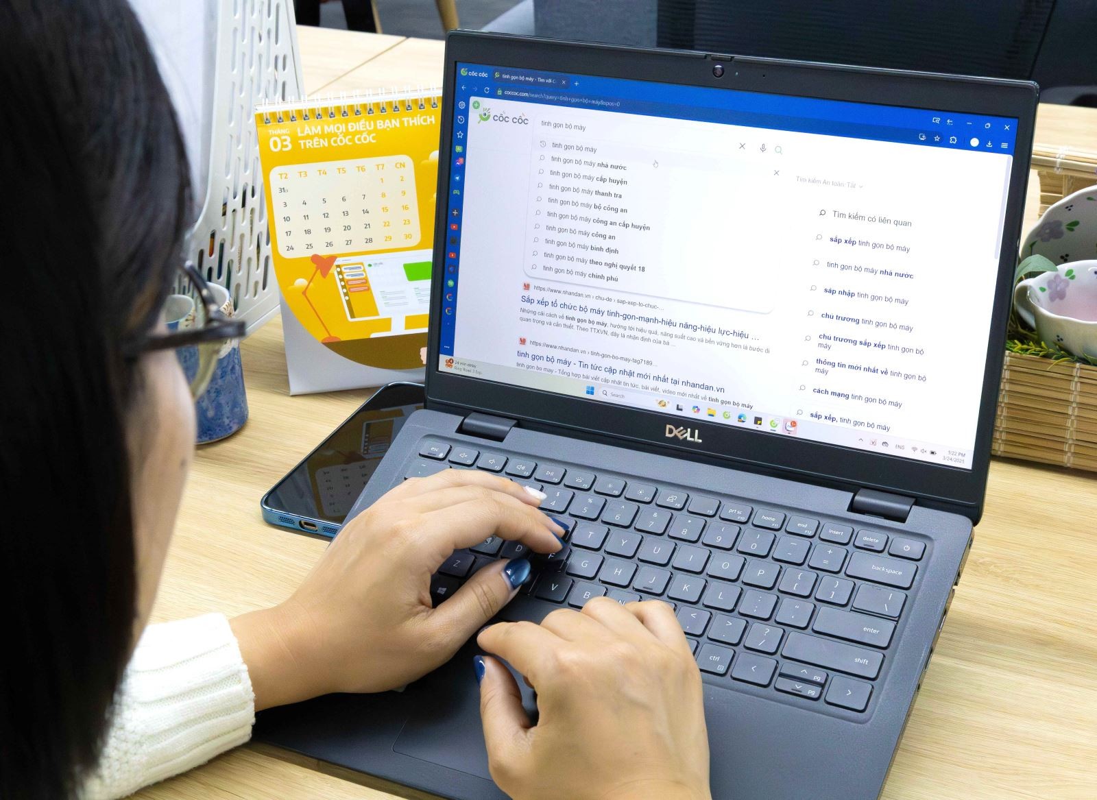 Users look up information online.