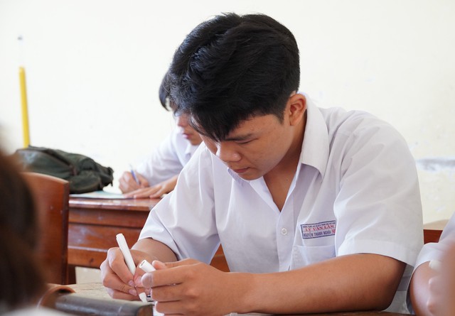 Pelajar lelaki Ca Mau berusia 19 tahun mengharungi kesukaran untuk mengejar impian belajar - Foto 2.