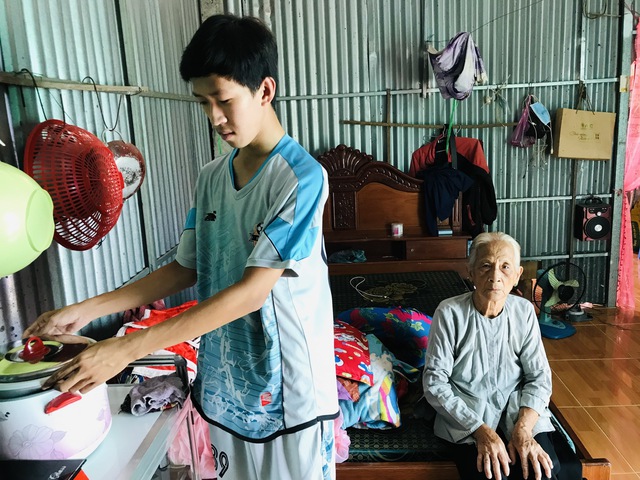 Nam sinh nghèo nhịn ăn sáng đến trường, mong được tiếp tục việc học - Ảnh 1.