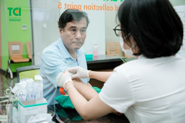 Image de l'artiste du peuple Manh Cuong utilisant les services d'examen médical de l'établissement 3 à l'occasion de son ouverture