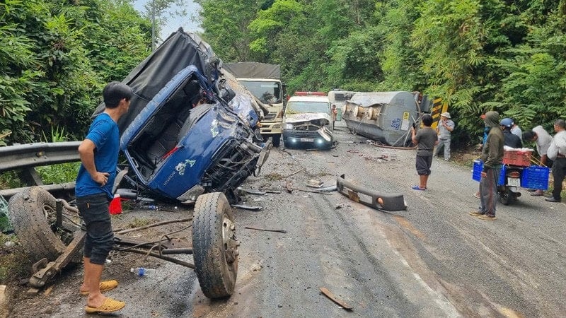 Scene of a series of traffic accidents on Bao Loc Pass.