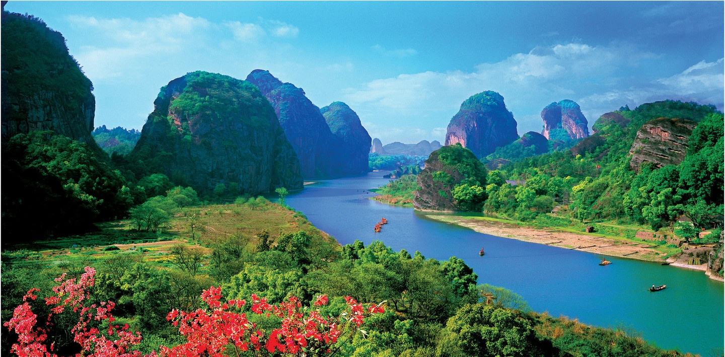 rivière-sinueuse-de-luxe-entre-les-sommets-des-montagnes-de-long-ho.jpg